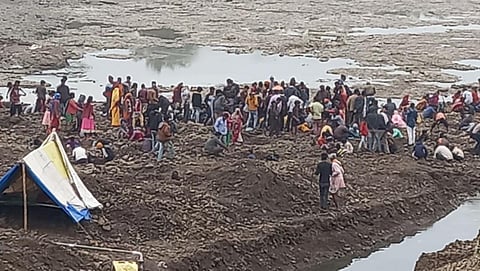 Villagers throng Parvati river in search of gold, silver coins