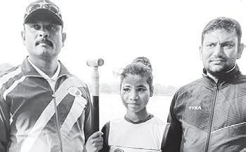 Kaveri Dhimar (centre)