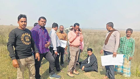 Revenue teams from both sides engaged in erecting boundary poles during joint demarcation in Jaleswar tehsil of Balasore district | Express