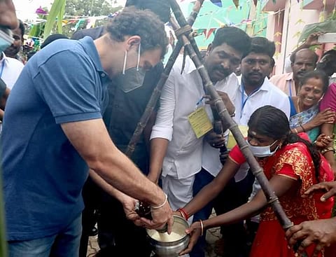 Rahul Gandhi at Thenpalanchi village near Madurai. (Photo| EPS)