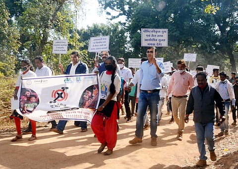 Bastar collector Rajat Bansal (in blue shirt) participating in an awareness rally (Photo | EPS)