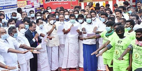 The tamers, organisers including the public took an oath for a fair play and protection of bulls preceded by district collector T Anbalagan. (Photo | EPS)