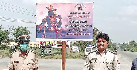 Manjunath Lingareddy (right), stands with a colleague