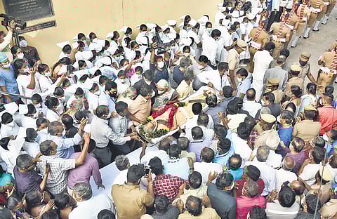 A crowd surrounds her mortal remains | P Jawahar, Expressss