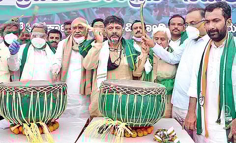 CLP leader Siddaramaiah and KPCC president D K Shivakumar, along with party workers at the ‘Raj Bhavan Chalo’ rally in Bengaluru on Wednesday | ashishkrishna HP