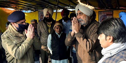 IG and ADG of Meerut zone interacts with farmer's leader of All India Kishan Sangharsh Coordination Committee V M Singh duirng an ongoing farmer's protest. (Photo | ANI)