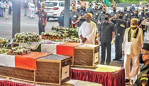 Governor Prof Ganeshi Lal and Chief Minister Naveen Patnaik paying respect to two Odia martyrs of Galwan clash in Bhubaneswar. (File photo| EPS)