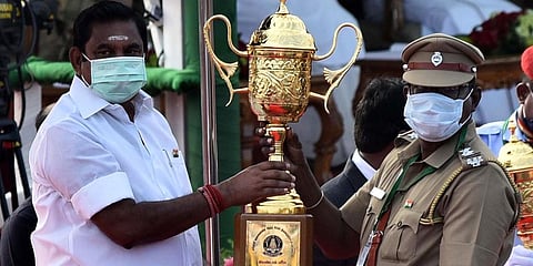 Tiruvannamalai Town police Inspector B Chandrasekaran receiving the trophy from Tamil Nadu Chief Minister Edappadi K Palaniswami. (Photo | EPS)