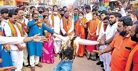 Warangal Urban district BJP leaders burn an effigy of Parkal MLA Challa Dharma Reddy for his critical comments on collection of funds for Ram Mandir in Ayodhya