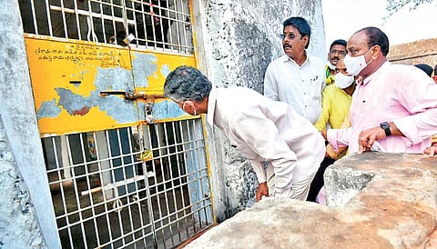 TDP chief Chandrababu Naidu looks at the closed temple | Express