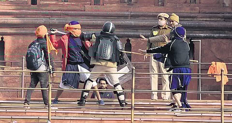 Protesters and police personnel clash at the ramparts of the Red Fort in New Delhi. (Photo | Parveen Negi, EPS)
