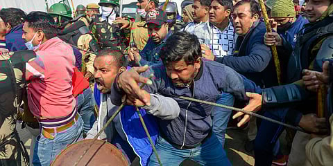 Clashes erupt between people claiming to be locals and farmers at Singhu border. (File photo| PTI)
