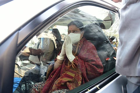 Expelled AIADMK leader VK Sasikala discharged from Victoria hospital in Bengaluru on Sunday. (Photo | Shriram BN, EPS)
