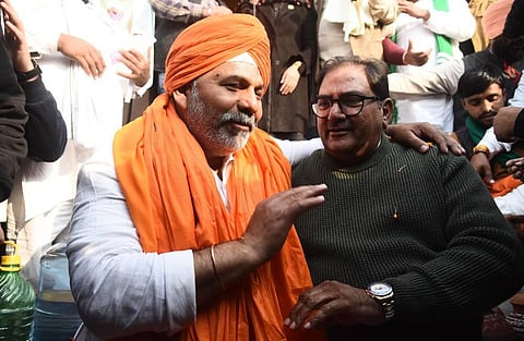 BKU spokesperson Rakesh Tikait with INLD leader Abhay Singh Chautala during a protest over Centres farm reform laws at Ghazipur border in New Delhi. (Photo | Parveen Negi/EPS)