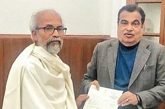 Union Minister Pratap Sarangi handing over the memorandum to his colleague Nitin Gadkari in New Delhi on Tuesday.