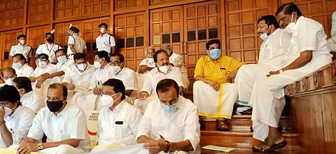 Opposition MLAs protesting inside Kerala Assembly premise after boycotting the Governor's policy address. (Photo | Vincent Pulickal, EPS)