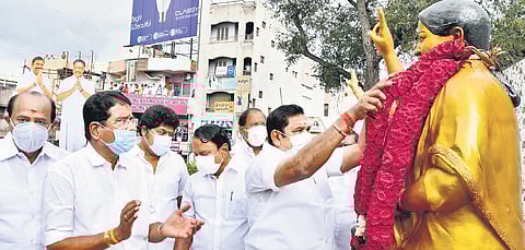 Edappadi K Palaniswami garlanding statue of former CM Jayalalithaa at Panneerselvam Park, in Erode on Thursday | Express