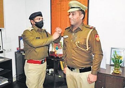 ASI Rakesh Sharma being felicitated by DCP SK Meena in New Delhi. (Photo | EPS)
