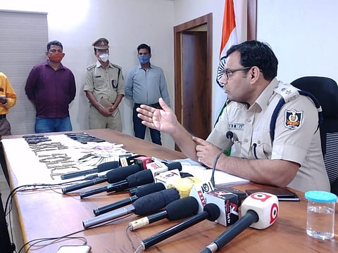 Rourkela SP Mukesh K Bhamoo briefing the media about the arrest of the gang members (Photo | EPS)