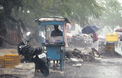 A vendor stuck in the heavy rain that lashed Kochi city on Sunday. The India Meteorological Department has forecast heavy to very heavy rain in the state. (Photo| Arun Angela, EPS)