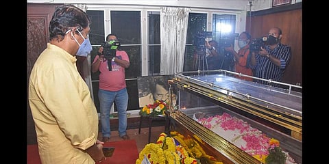 Playback singer G Venugopal pays homage to actor Nedumudi Venu at the latter’s house, Thambu, near Vattiyoorkavu in Thiruvananthapuram on Monday. (Photo | B P Deepu, EPS)
