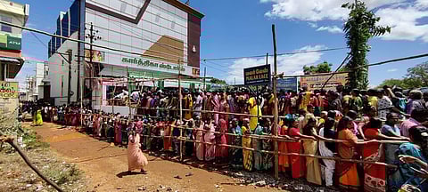 Over 5,000 women from Alangulam and its surrounding villages reached the shop in the morning (Photo | Special arrangement)