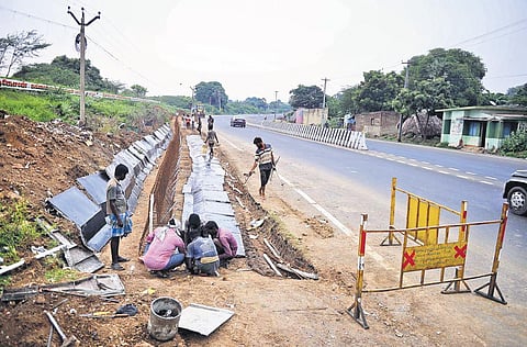 Workers widening the State Highway between Kundrathur and Sriperumbudur on the outskirts of Chennai. The work is being done at a cost of `120 crore | DEBADATTA MALLICK