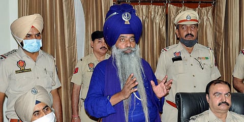 Police personnel with accused Nihang Singh for his alleged involvement in the murder of Lakhbir Singh, who was killed at a farmers agitation site in Delhi. (Photo| PTI)