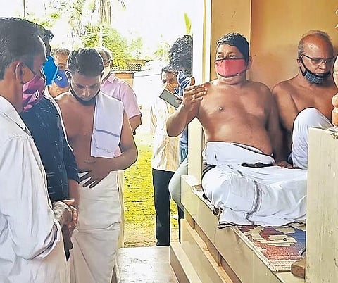 A man narrates his grievance before the achans of Sree Nellikka Thuruthi Kazhakam at Thuruthi near Cheruvathur in Kasaragod district on Sunday, Oct 17, 2021. (Photo | EPS)