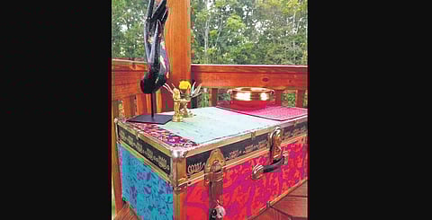 Paint a pretty pattern in the colours of your choice and place it in any space of your choice. As toy storage, a side table, a coffee table, outdoors or indoors, the options are unlimited