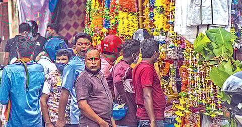 Defying virus People crowd a shop on the eve of Biswakarma Puja, in Bhubaneswar on Thursday. (Photo | EPS)