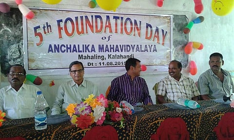 Captain Dibya Shankar Mishra with the prime suspect Gobinda Sahu at Anchalika Mahavidyalaya in Mahaling. (Photo | Express)