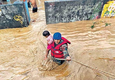 A jawan rescues a child stranded at Tanakpur, Uttarakhand | Express
