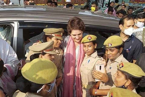 Some women cops clicked selfies with Priyanka Gandhi when she was stopped at the entry point of the Lucknow-Agra Expressway on Wednesday on her way to Agra. (PHoto | Twitter | @priyankagandhi)