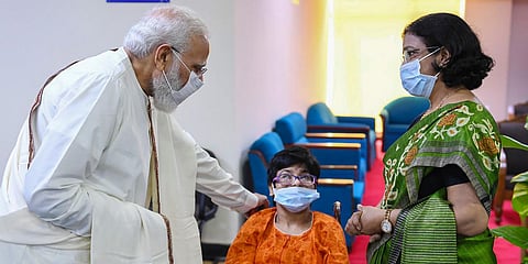PM Narendra Modi with COVID vaccine recepient Chhavi Aggarwal at Delhi's Ram Manohar Lohia Hospital. (Photo| Twitter/ @narendramodi)