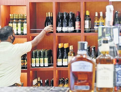 Time for walk-in liquor stores: Kerala HC