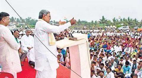 Congress leader Siddaramaiah campaigns for party candidate Srinivas V Mane in Hanagal taluk on Saturday. (Photo | Express)