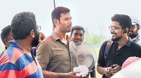 Mari Valan Inigo with Vishal and PS Mithran on the sets of Irumbu Thirai.