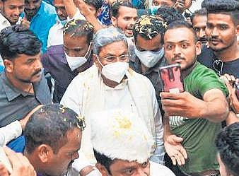 Congress workers take a selfie with party leader Siddaramaiah in Sindagi