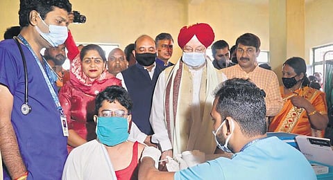 Union Minister Hardeep Singh Puri at Covid vaccination drive at Burari. (Photo | PTI)