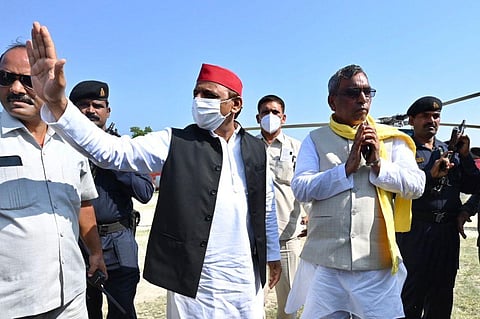 Samajwadi Party chief Akhilesh Yadav with Suheldev Bhartiya Samaj Party president Om Prakash Rajbhar (Photo | Twitter/@samajwadiparty)