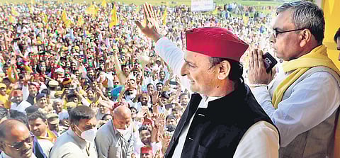 Akhilesh Yadav and Om Prakash Rajbhar at the mahapanchayat. (Photo | PTI)