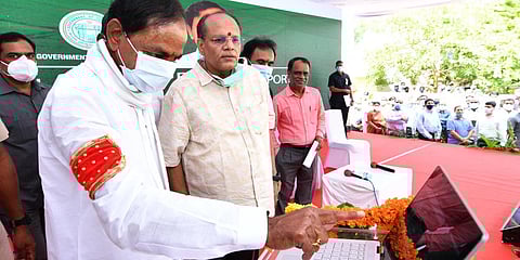 Telangana CM K Chandrasekhar Rao along with Chief Secretary Somesh Kumar during the launch of Dharani portal for online registration of properties. (File Photo| EPS)