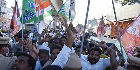 Telangana Congress cadre clash with police personnel as they take out a rally from Dilsukhnagar to LB Nagar. (Photo| EPS)