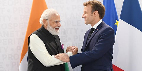 PM Narendra Modi (L) with French President Emmanuel Macron (Photo| Twitter/ @PMOIndia)