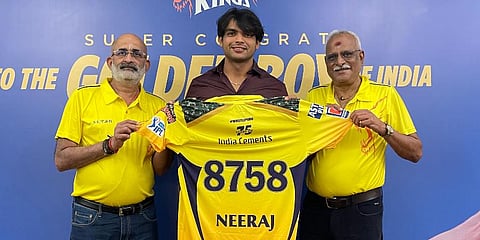 Neeraj Chopra being presented with a Chennai Super Kings jersey. (Photo | Twitter, Chennai Super Kings)