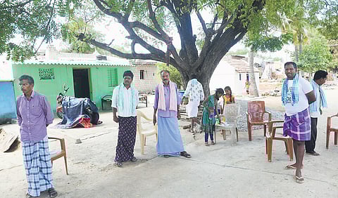 Villagers at Vallur in Pavagada taluk of Tumakuru district | ASHISHKRISHNAASHISHKRISHNA H.