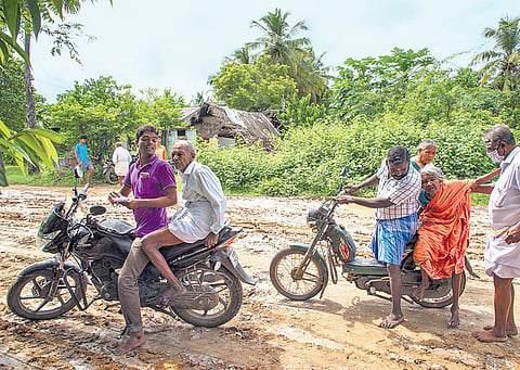 The elderly coming to cast their vote at Appirampattu in Villupuram | G PATTABI RAMAN