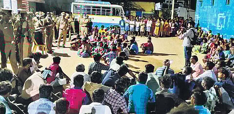 Protesters block the polling booth at Naranapuram in Tenkasi on Wednesday night