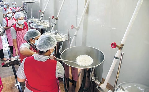 Workers busy preparing food at the steam kitchen of ‘Samrudhi at Kochi’, functioning at Paramara Road near Kaloor | Albin Mathew